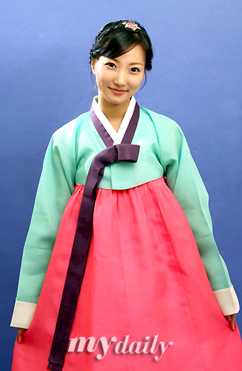 李恩惠迎中秋佳节 身着韩国传统服饰